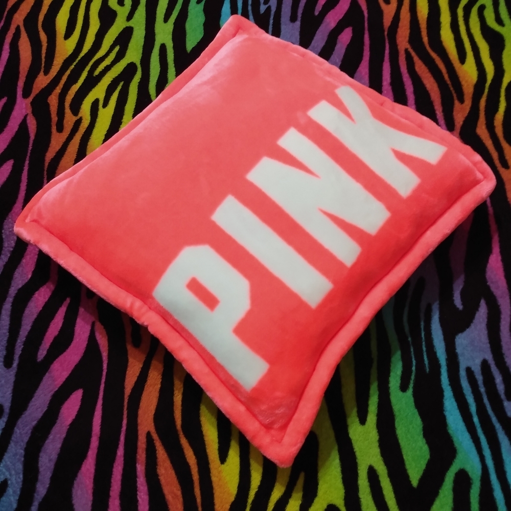 **SOLD ON Ⓜ️*"🔥NWT ~ UGG Fur Pillow🔥 - Picture 2 of 7